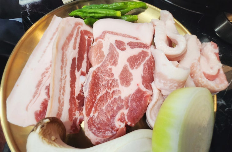  마두역 고깃집 [ 돈블리 마두역점 ] 쫀득쫀득 흑돼지고사리 콩나물무침 최적 레시피. 고봉맘 찐 맛집 저장!!