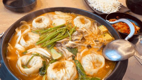 동탄 호수공원 맛집: 명동칼국수 - 마늘 겉절이에 얼큰한 만두전골 샤브샤브 칼국수 맛집