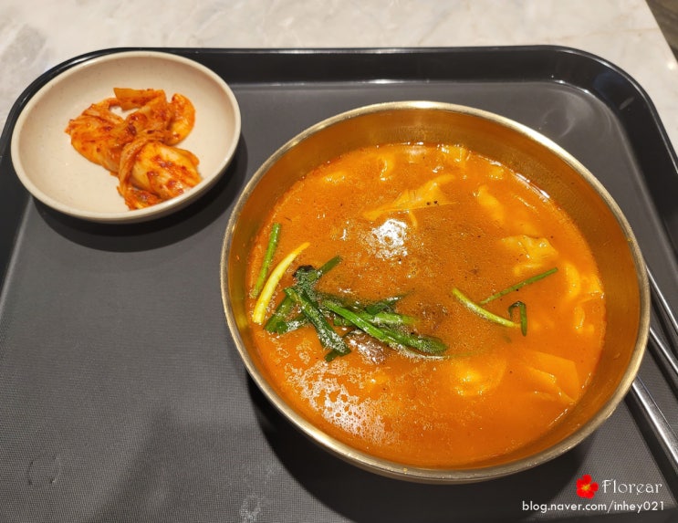 미금먹거리 2001아울렛 푸드코트 강남교자 수제비와 롯데리아 햄버거 미금먹거리 2001아울렛 푸드코트 강남교자 수제비와 롯데리아 햄버거