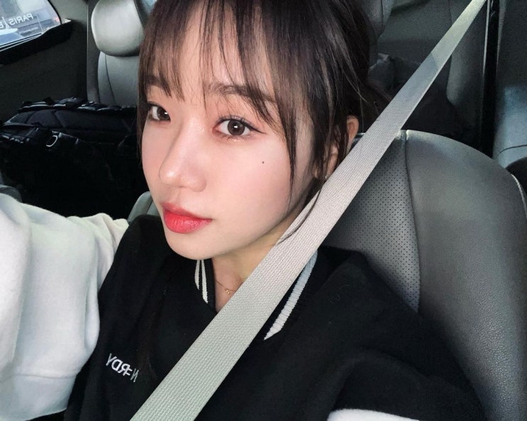  최유정의 PICK! 야구 잠바 타입으로 여친룩에 딱 좋은 널디 크롭 바시티 자켓 점퍼 코디 추천