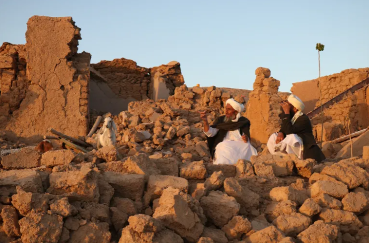 아프가니스탄 6.3강도 지진발생! 대피와 구조 작업 속 증가하는 사망자 수, 최소 수 천명 피해 예상된다.