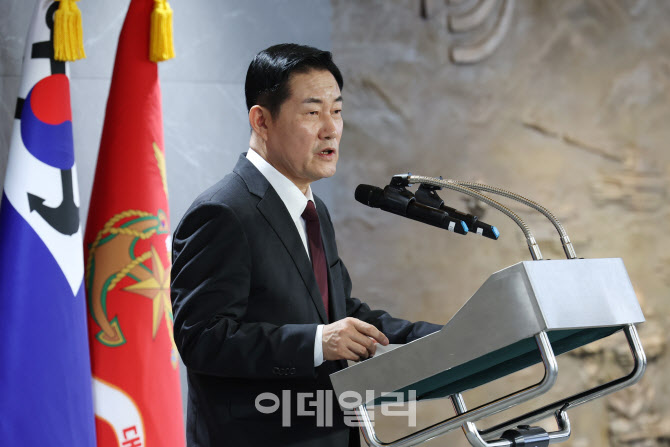 "때려잡자 <b>김정은</b>" 외치는 '쌈닭' <b>신원식</b>과 문민정부 국방장관