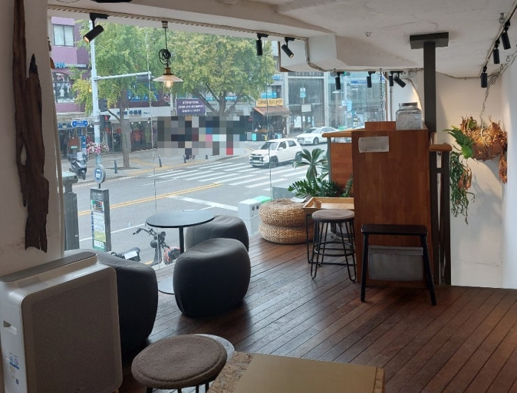 이태원 녹사평 카페: 통창뷰 도코로 카페 편안한 이층 카페 이태원 녹사평 카페: 통창뷰 도코로 카페 편안한 이층 카페