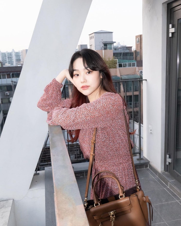  20대 여자 대학생에게 첫 입문으로 좋은 명품 여성 가방으로 마이클 코어스 w. 강미나