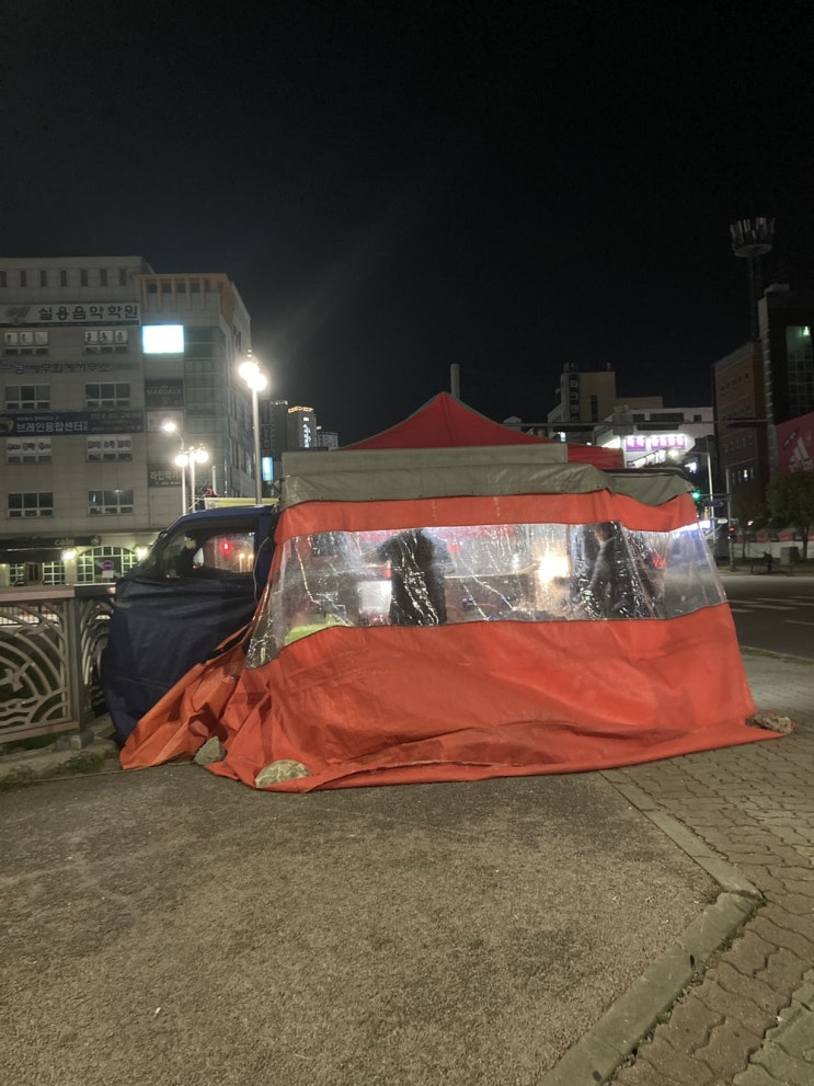 쌀쌀한 바람 불 때는 딱인 포장마차 우동집