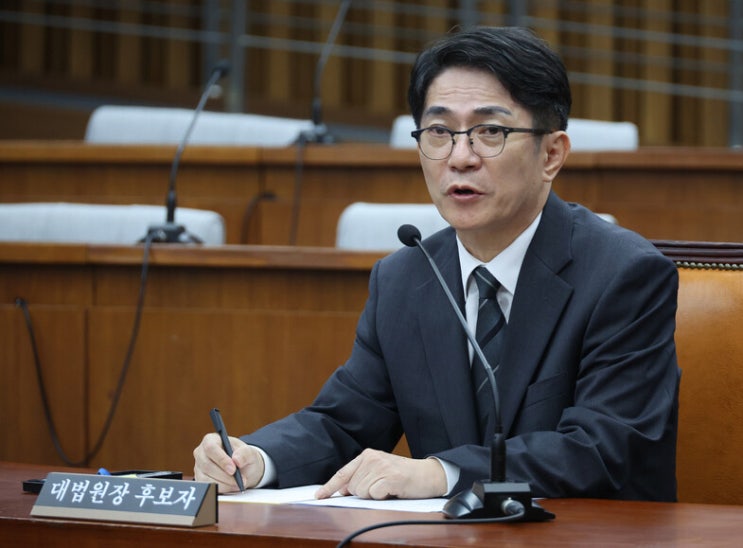  ‘대통령 친구의 친구’ 이균용, 자질·도덕성 논란 끝에 퇴장 [한겨레]