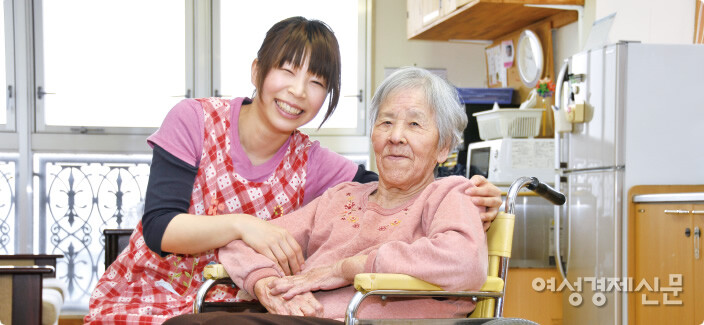 일본 요양보호사가 전하는 요양원 입소 '꿀팁'···"엔딩노트 적어두자" 일본 요양보호사가 전하는 요양원 입소 '꿀팁'···"엔딩노트 적어두자"