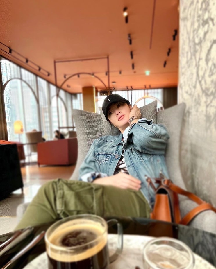  철저한 관리의 대명사인 배우 김혜수의 Y2K 레트로 코디인 폴로 랄프롤렌 데님 자켓 패션