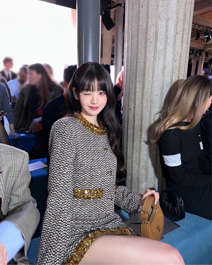  연예인들도 부러워하는 장원영의 20대 하객 룩 그 잡채인 여자 트위드 자켓 셋업 패션
