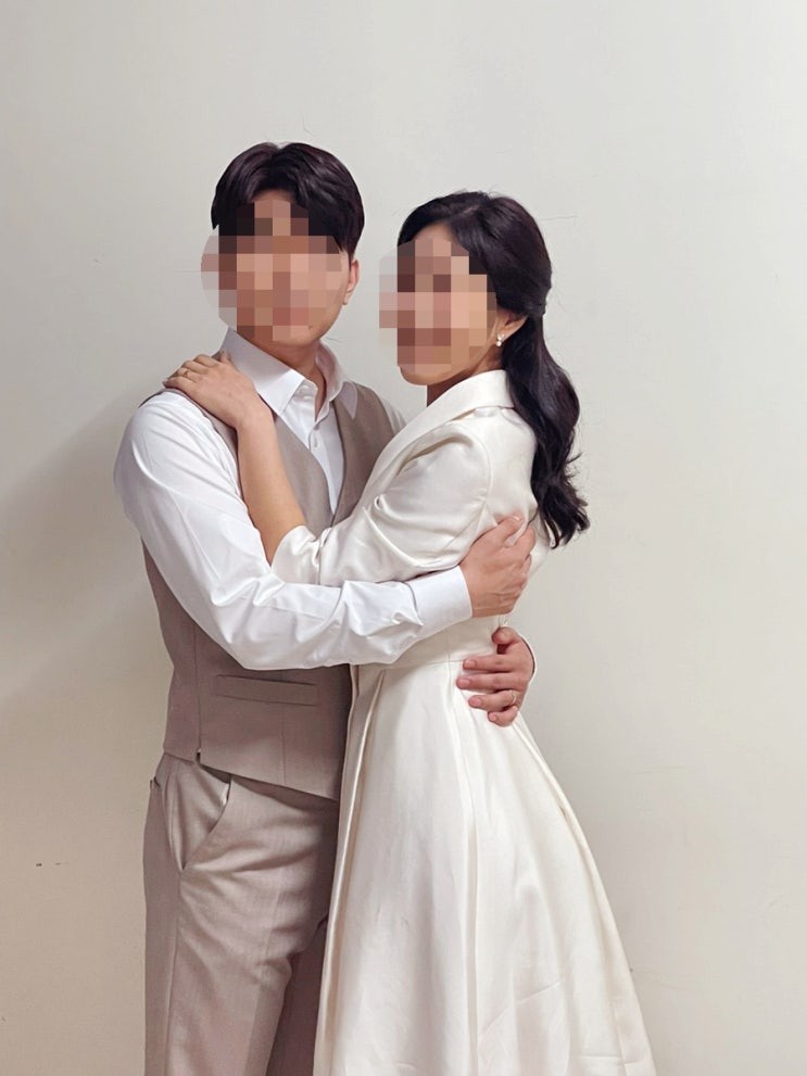  바이서정 스튜디오 캐쥬얼 의상입고 찍은 흰 배경 씬.