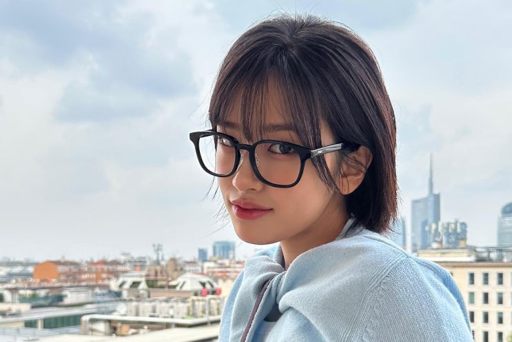<b>아이브 안유진</b> 단발 숏컷에 <b>뿔테</b>안경 코디로 밀라노 접수