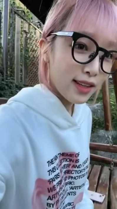 230929 유튜브 최예나가 쓴 뿔테 안경 브랜드 @마노모스