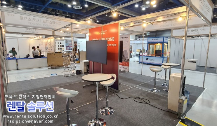  코엑스 한국건축산업대전 65인치 LEDTV+TV스탠드거치대 대여, 의자, 테이블, 카다록거치대등 전시회가구비품임대 설치해드렸습니다.