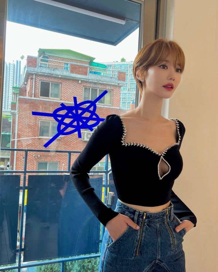 고준희 단발병 유발 여자 숏컷의 대명사 파격 상의 셀프 포트레이트 블랙 니트 탑 고준희 단발병 유발 여자 숏컷의 대명사 파격 상의 셀프 포트레이트 블랙 니트 탑