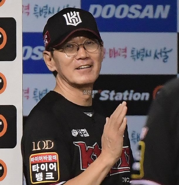 <b>KT</b> <b>이강철</b> <b>감독</b> 3년 24억 재계약 원팀 문화