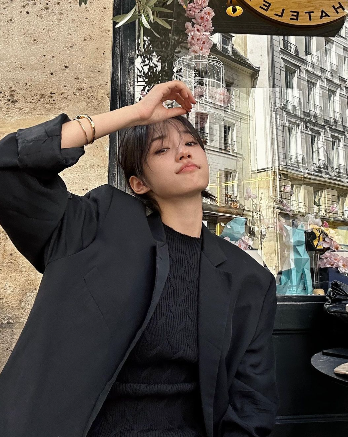  가을 30대 여자 오피스룩으로 블랙 컬러의 오버핏 발렌시아가 블레이저 자켓 코디 w. 노윤서