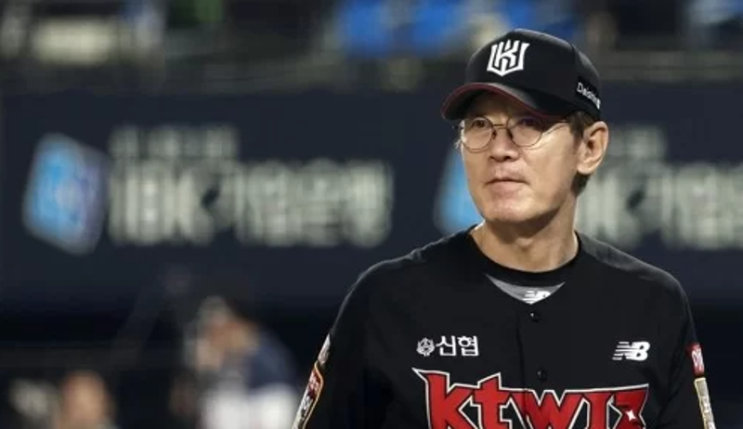 프로야구 <b>kt</b>, <b>이강철</b> <b>감독</b>과 3년 24억원에 재계약, 현역 <b>감독</b>... 