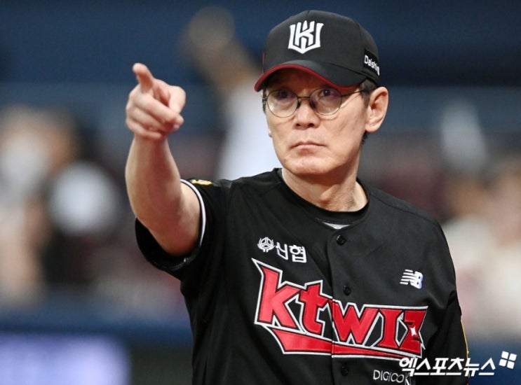 [프로야구] <b>kt</b> wiz <b>이강철</b> <b>감독</b> 재계약, 총액 24억 3년 연장