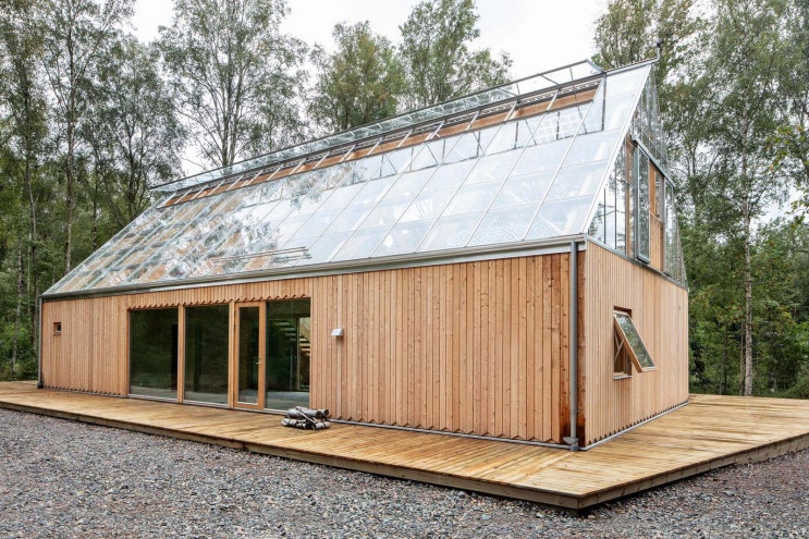 박공지붕 집 지붕 온실 아래 중정 조성 목조주택 건축