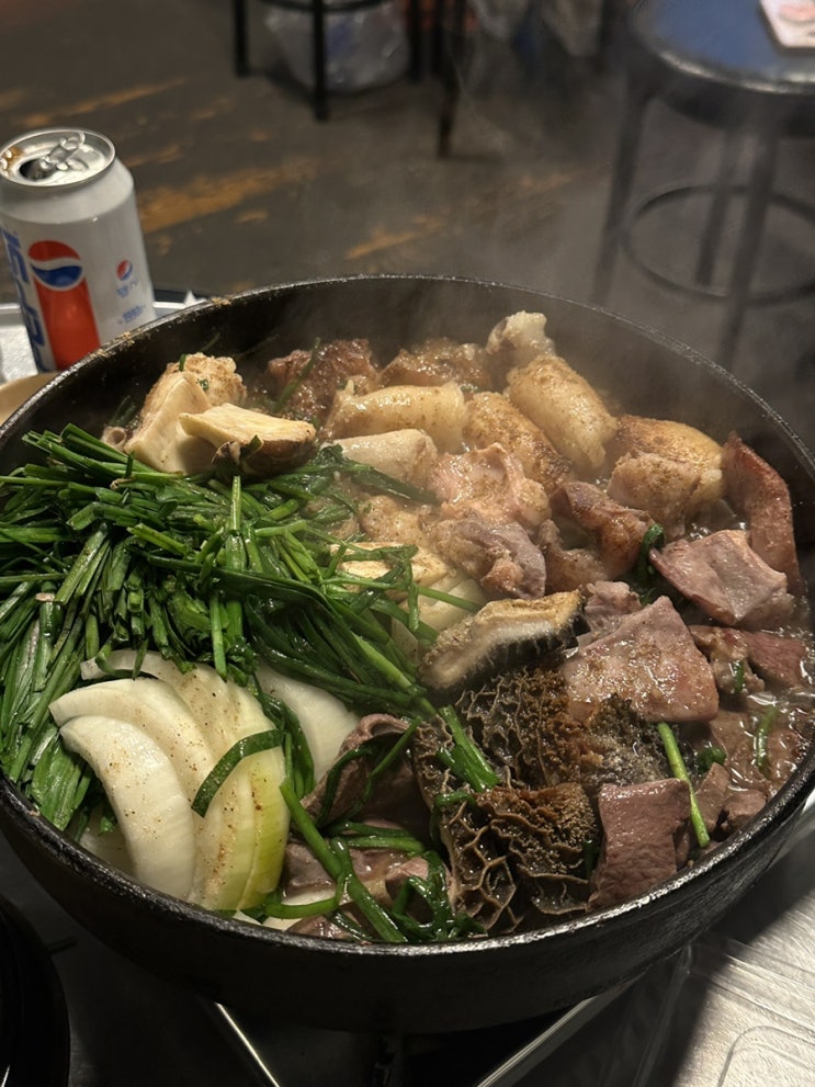  강남에서 유명한 곱창 맛집 부수고 웨이팅 없이 파이브가이즈 쉐이크 먹는 여느 직장인 커플의 데이트