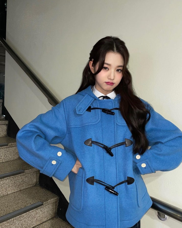  아이브 장원영의 레트로 복고 패션의 상징인 여성 떡볶이 더플 숏 코트 코디