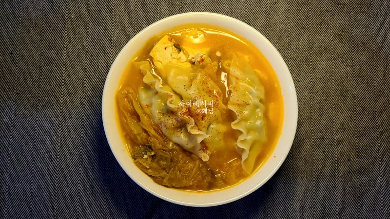 사골 만둣국 끓이는법 비비고 사골곰탕 만두국 사골육수 만두국 레시피 간단한 사골 김치 만....