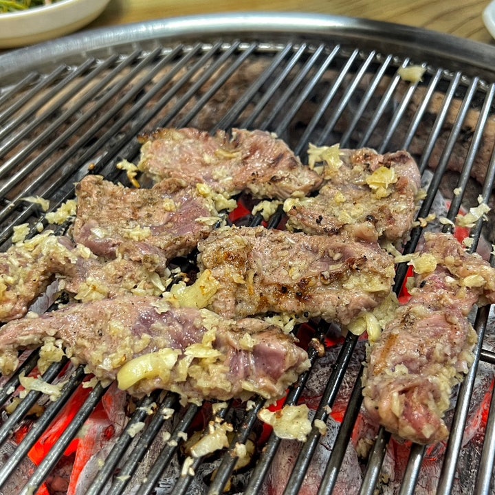  춘천 우두동 갈매기살 맛집, 마늘 듬뿍 올라간 갈매기살과 된장소면 미가득