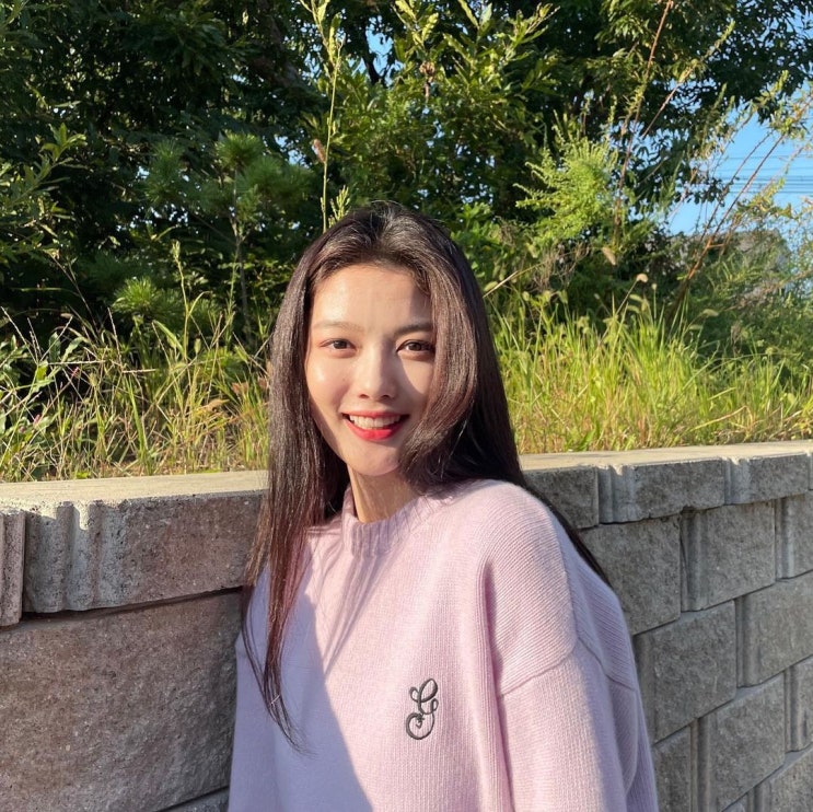  배우 김유정의 가을 꾸안꾸 매력 가득한 캐시미어 스웨터 여성 니트 코디