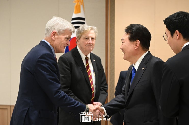 윤석열 <b>대통령</b>, 척 슈머 <b>상원</b>... 등 美 <b>상원의원</b> 대표단 <b>접견</b>