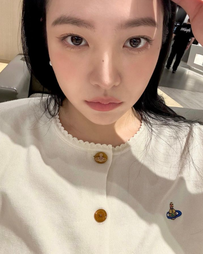  연예인 가을 패션에서 자주 보이는 여성들이 좋아하는 브랜드 비비안웨스트우드 니트 가디건 코디