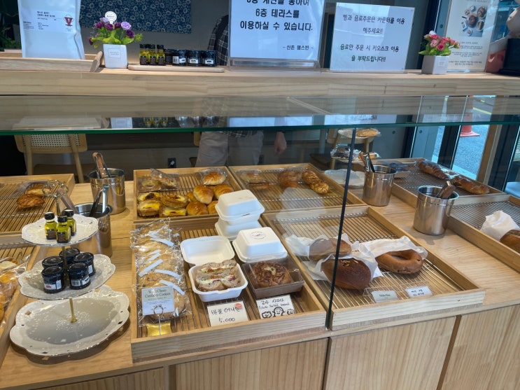 다양한 베이커리와 6층까지 있는 신촌 대형카페 챔스빈커피 신촌점