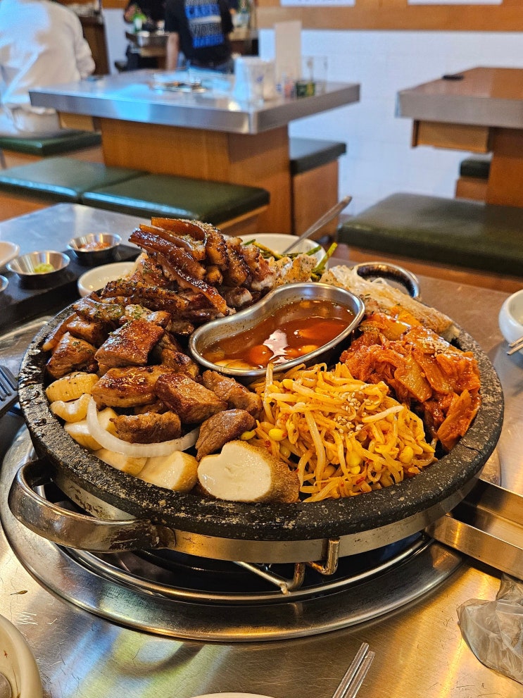  대흥동 삼겹살 임대장 고기가 구워져 나오는 모듬한판