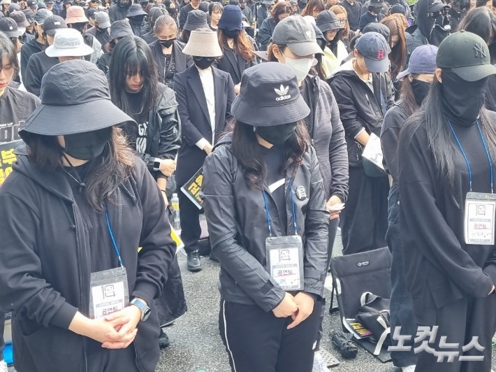 검은 옷 입고 국회 앞 가득 메운 교사들…"아동복지법 개정하라" 검은 옷 입고 국회 앞 가득 메운 교사들…"아동복지법 개정하라"