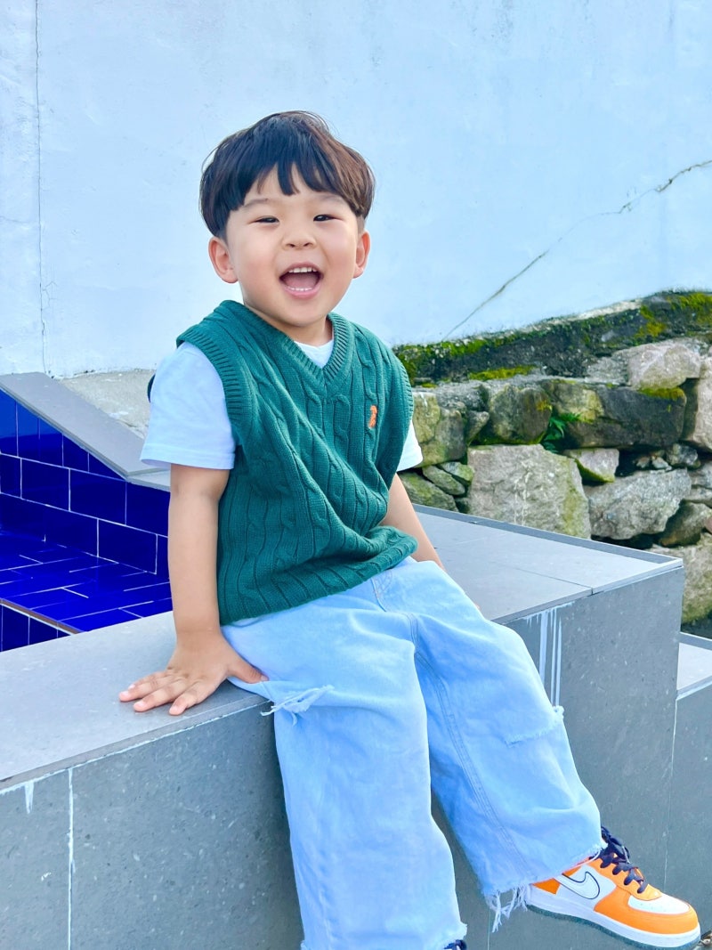 클래식한 무드의 키즈브랜드 테이크이지키즈 아기니트조끼 코디