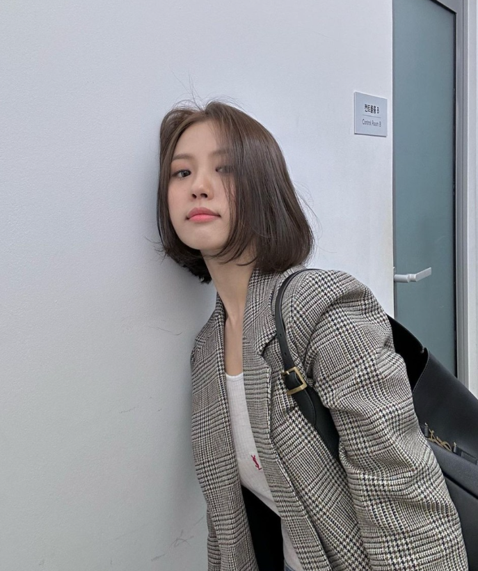  고민시의 꾸안꾸 코디로 20대 결혼식 하객룩에도 잘 어울리는 블레이저 싱글 체크 자켓 패션