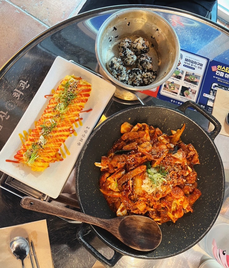  신촌 김치삼겹살 돼지두루치기 맛집 <삼산회관 신촌점> 회식 장소로 추천