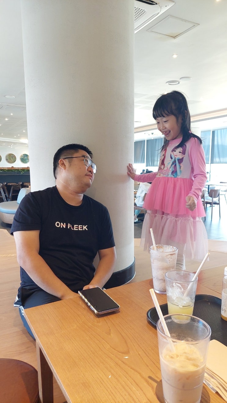  주말 아침부터 돼지국밥 먹고 마실 나왔어요.