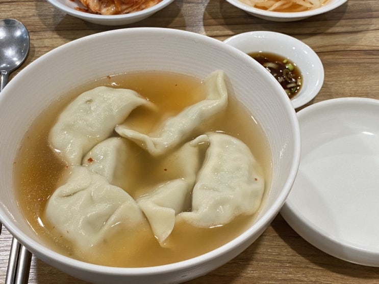  추운 겨울 압구정로데오라면, 따듯한 손만두국이 일품인 뉴만두집