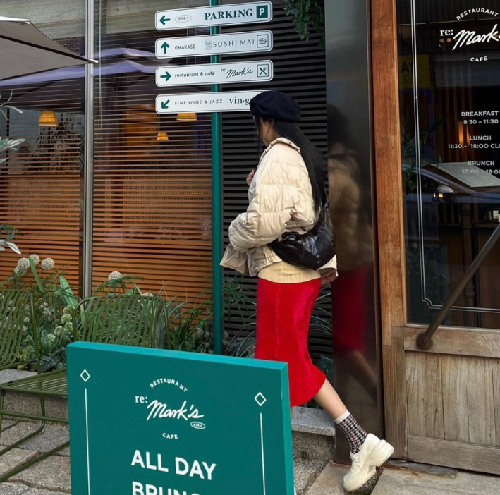 가을철 효민의 매력적인 다이아몬드 퀼팅 패턴이 더해진 여성 숏 경량 패딩 자켓 코디 추천