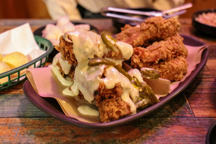  성내동 치킨 맛집 '홀려버린닭 치킨 둔촌 본점' / 고추마요치킨, 바삭후라이드, 국물 떡볶이, 치즈볼 후기
