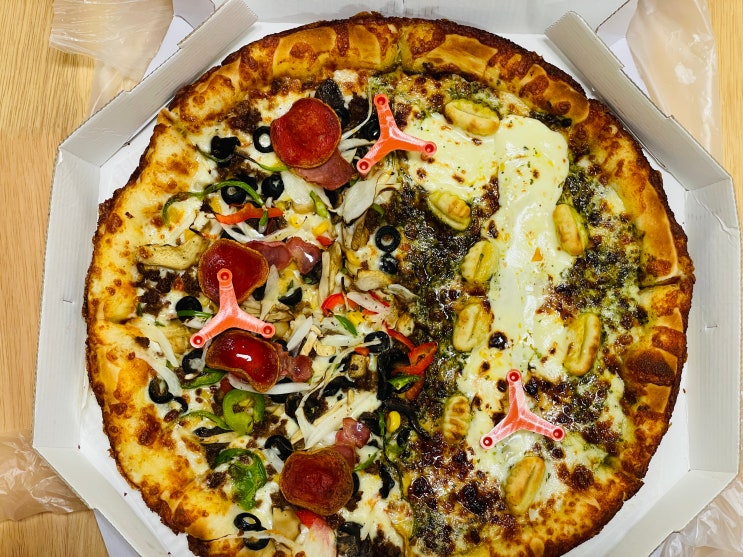  [내돈내산] 노모어피자(NomorePizza) 왕십리점에서 반반피자(바질 마스카포네 뇨끼+슈퍼콤비네이션) 먹은 후기