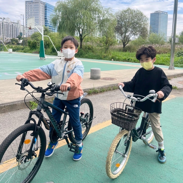  한강 두발 어린이 자전거와 따릉이로 가을 주말 가족 라이딩