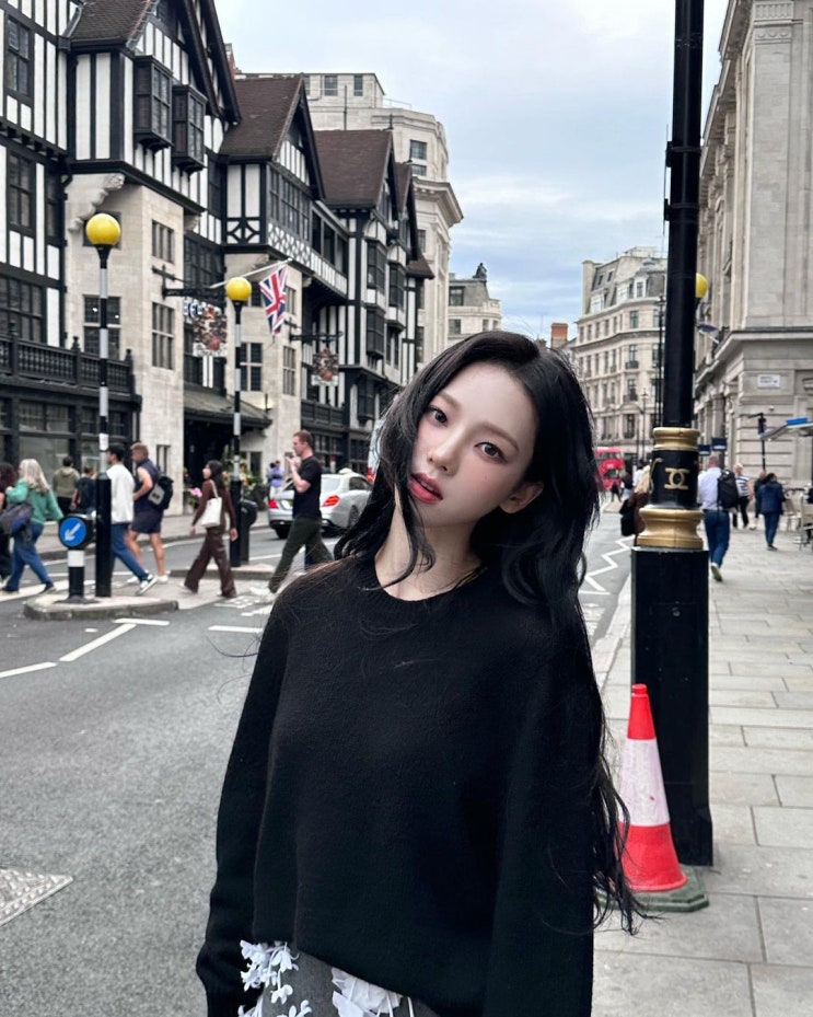  카리나가 선택한 20대 명품백 브랜드 가운데 인기 많은 프라다 신상 숄더백 가방 추천