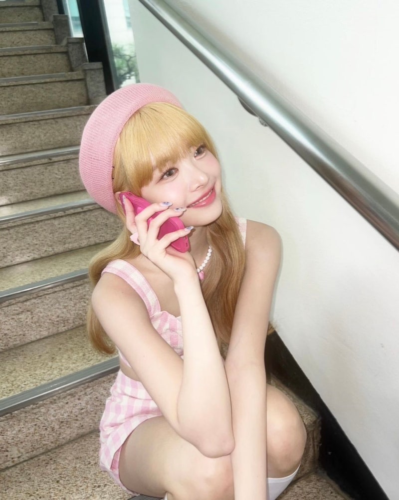 LE SSERAFIM Hong Eunchae, the "Human Kirsh": Wallpapers, Instagram, Pictorials, and Selfie Photo Collection