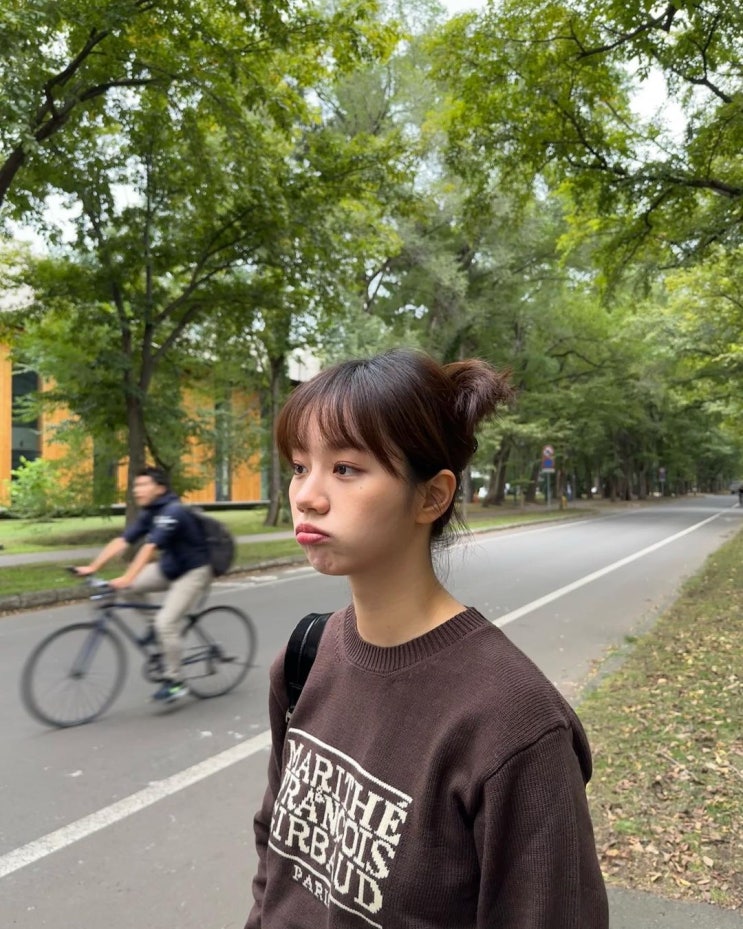  가을 여자 친구 데이트룩으로 캐주얼감 넘치는 브라운 컬러의 코튼소재 여성 니트 코디 추천 w. 혜리