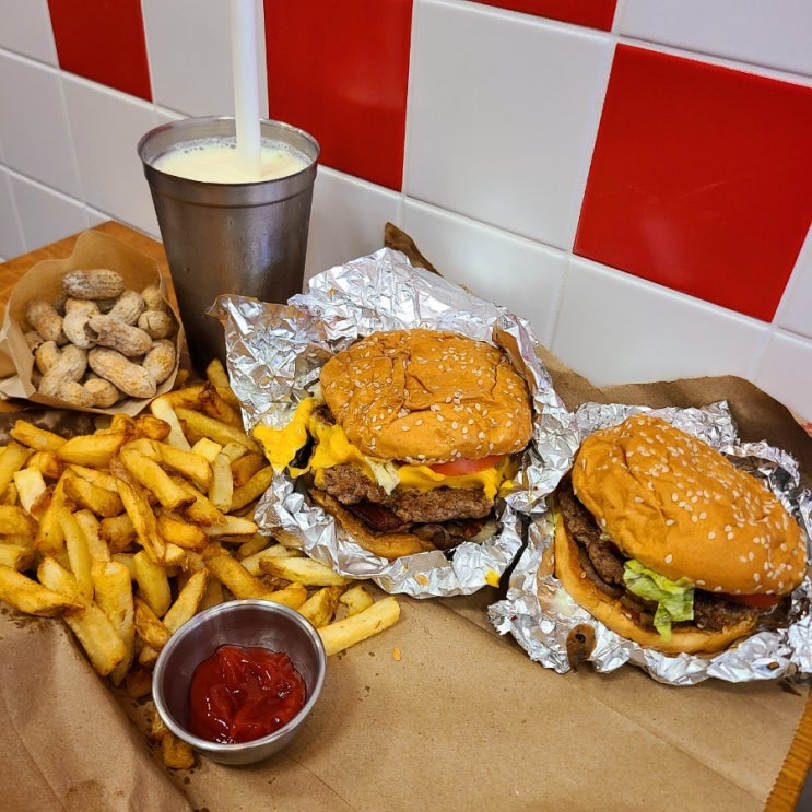 [서울 신논현역 맛집] "파이브가이즈 강남" :: 베이컨 치즈 버거 후기 | 주말 웨이팅 시간