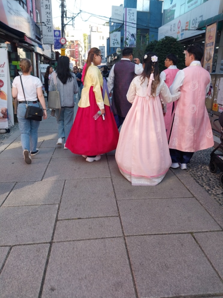  경복궁 한복나들이 물결 외국인도 북적. 친자확인검사 근처서하고 들려본