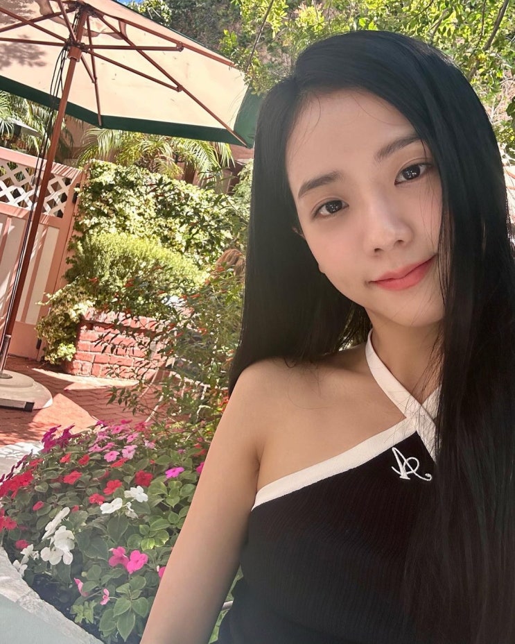 블랙핑크 지수, 꽃향기 머금은 화사한 매력 물씬 비주얼...안보현 또 반하겠네 블랙핑크 지수, 꽃향기 머금은 화사한 매력 물씬 비주얼...안보현 또 반하겠네