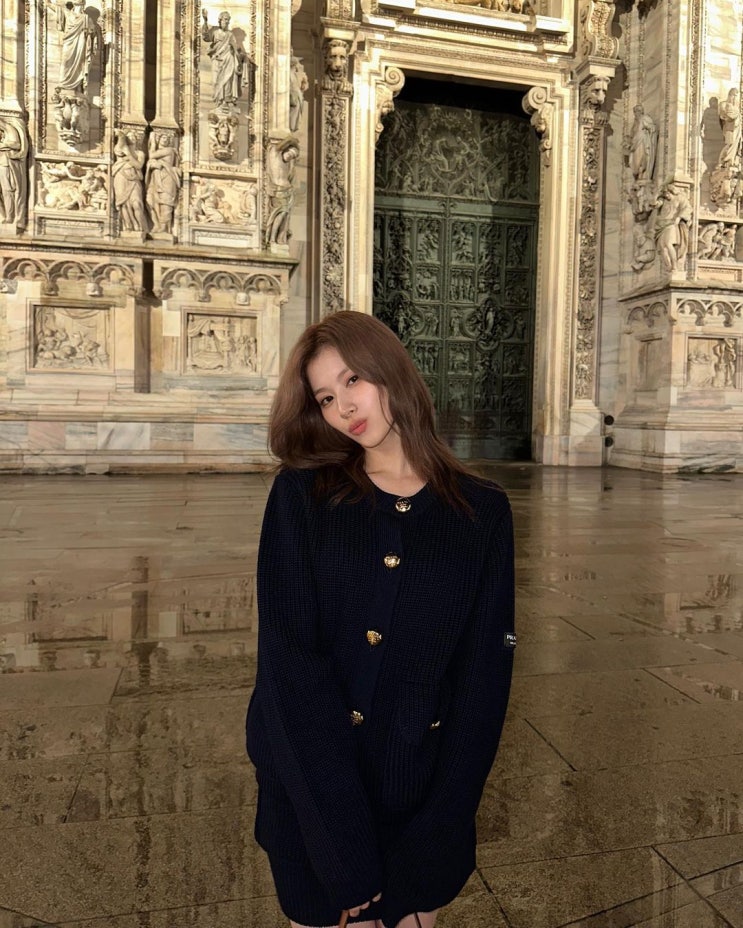  여자 프렌치 시크룩으로 프라다 블랙 니트 가디건 & 스커트 셋업 패션을 완성한 사나의 OOTD