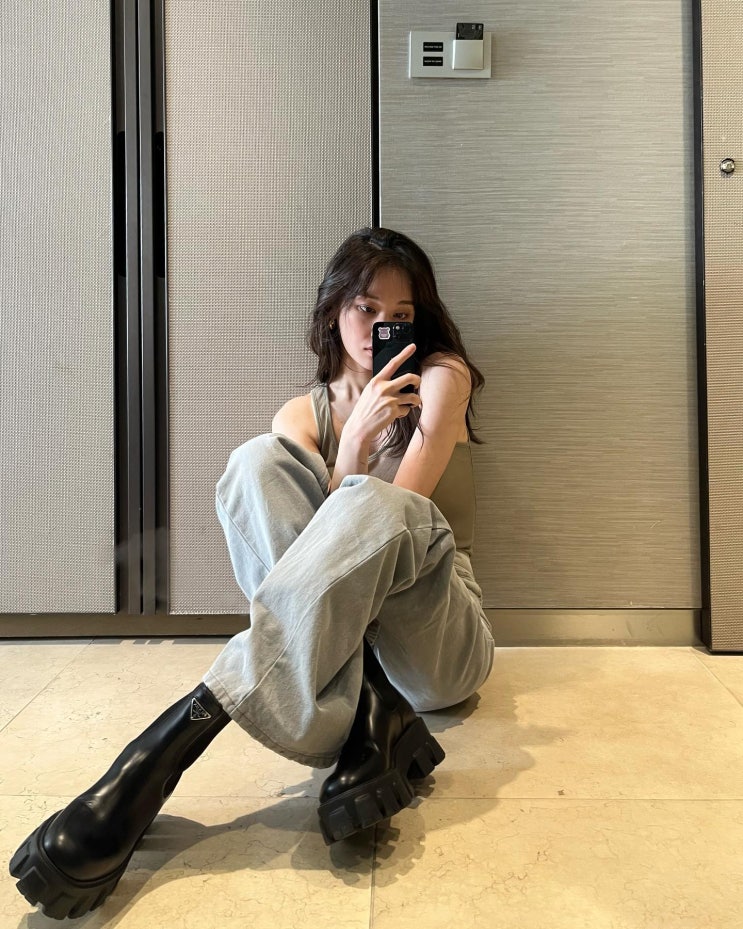 전종서, 이민정까지? 셀럽들이 애정하는 프라다 여성 앵클 부츠 모놀리스 브러시드 가죽 부티 전종서, 이민정까지? 셀럽들이 애정하는 프라다 여성 앵클 부츠 모놀리스 브러시드 가죽 부티